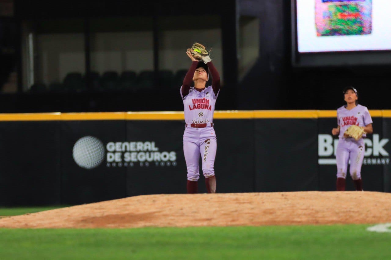 Algodoneras divide serie en el Torreón; Aliyah Binford brilla con juego completo y cuadrangular