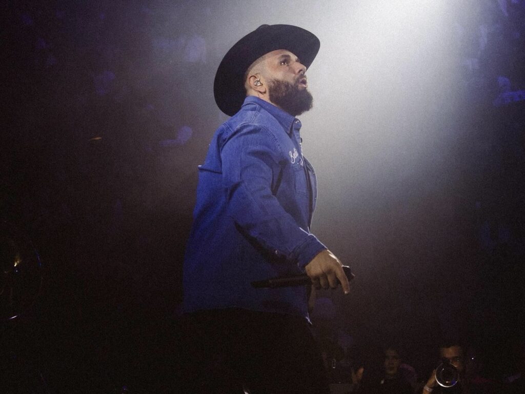 Carín León agota algunas localidades y abre nuevas zonas para su concierto en Torreón