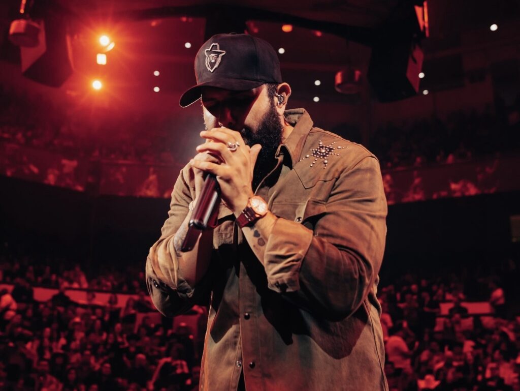 La versatilidad de Carín León: los duetos más escuchados de su carrera