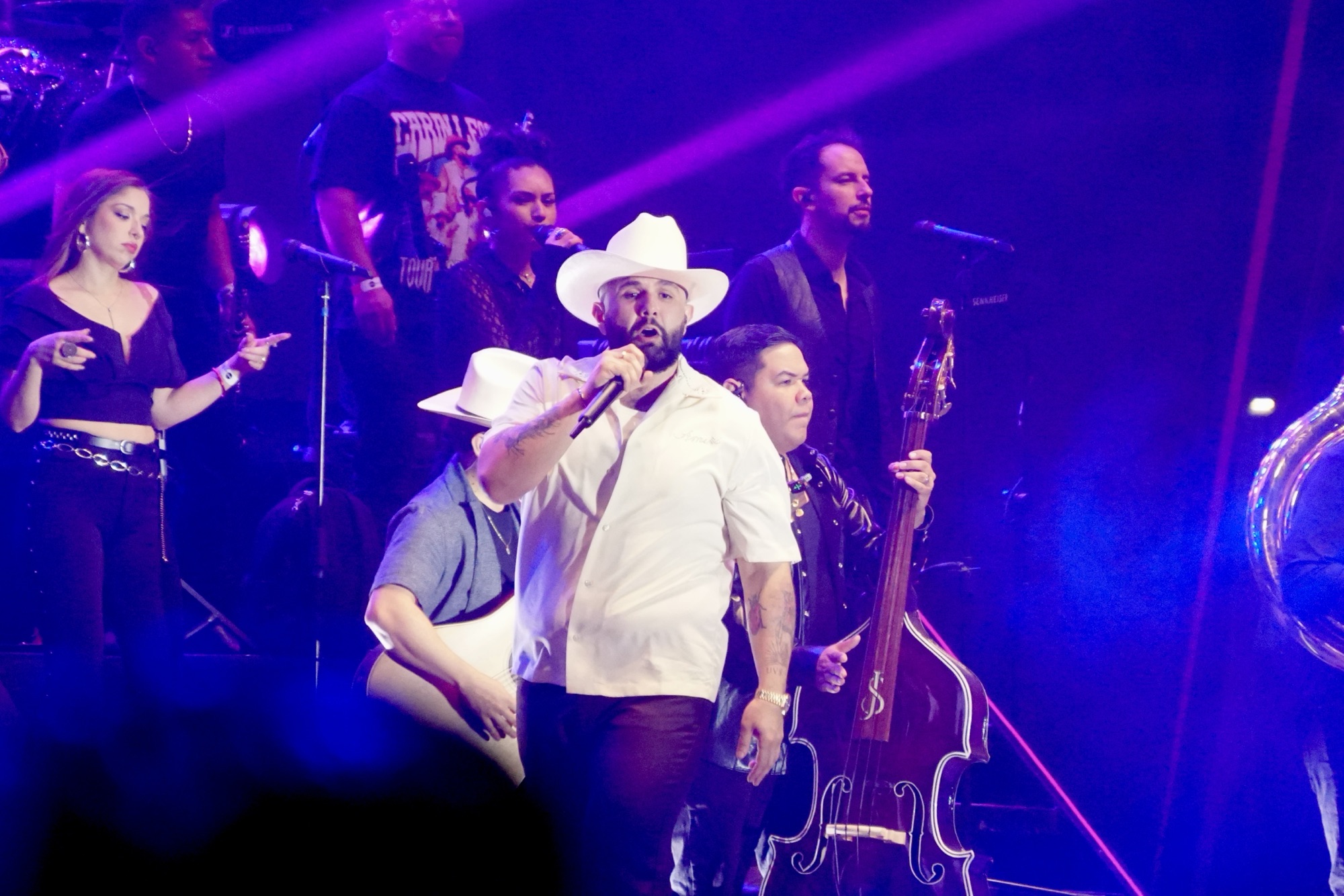 Carín León conquista Torreón con un espectáculo de múltiples géneros musicales