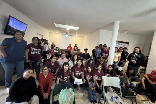 L@s Jóvenes Unen al Barrio aprenden a emprender; taller enseña elaboración de productos de limpieza